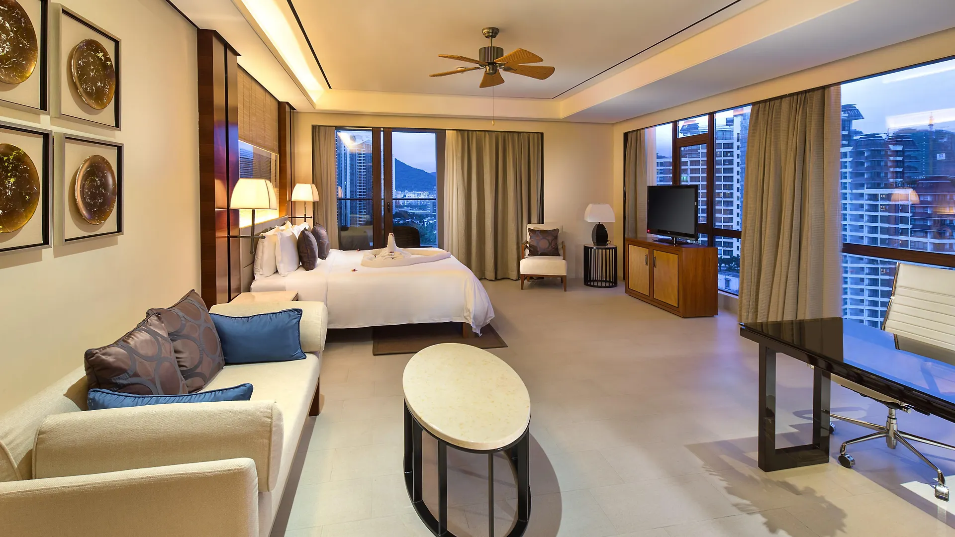 Crowne Plaza Sanya City Center By Ihg 5*,