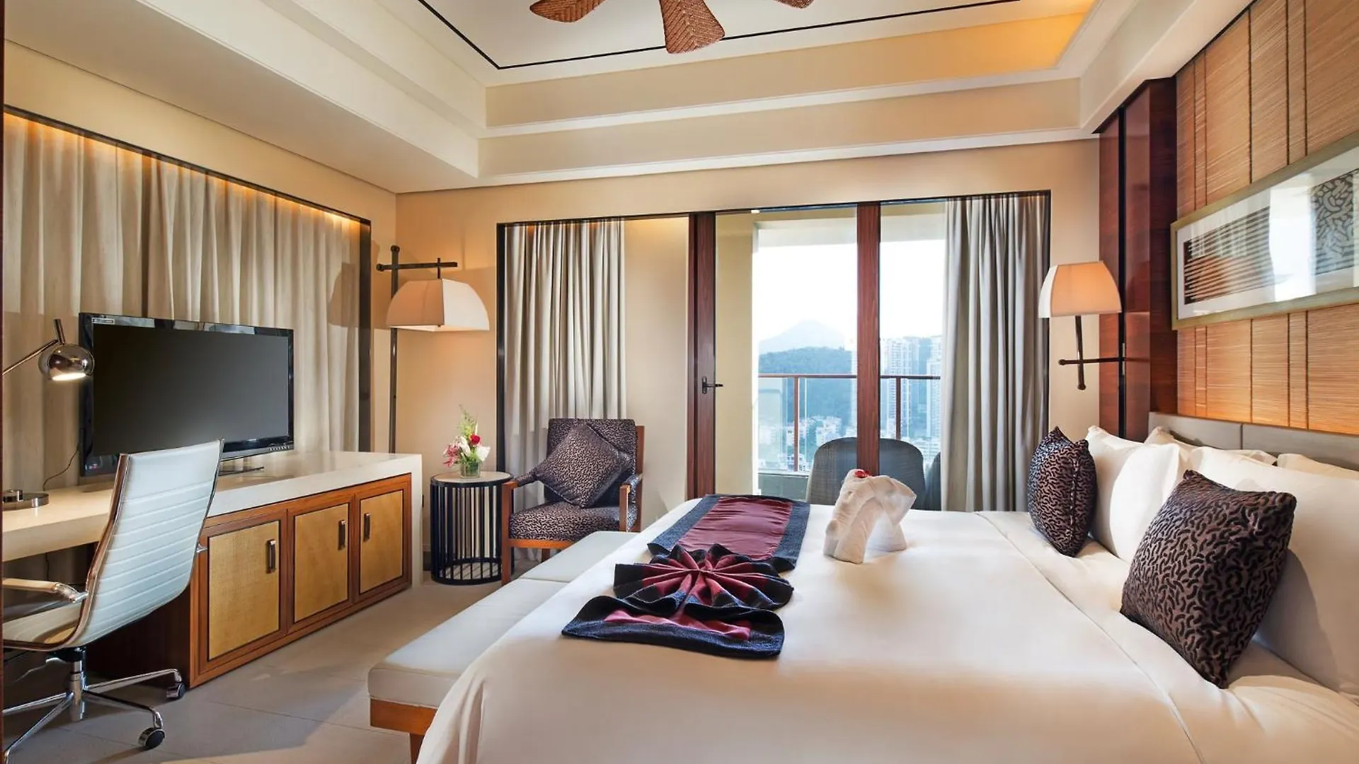 Crowne Plaza Sanya City Center By Ihg Resort